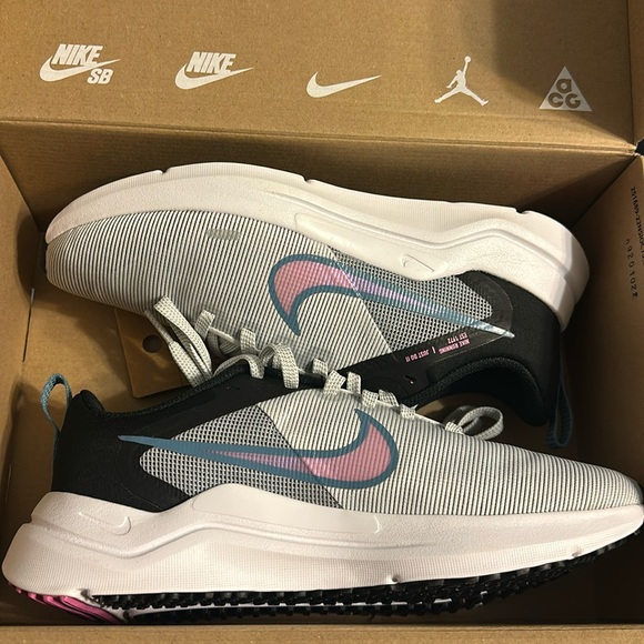 NEW Nike Runners - size 6.5 New in box - Picture 2 of 3